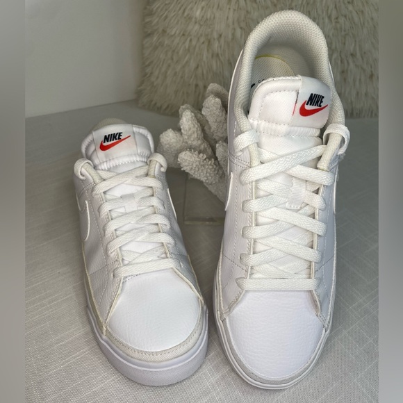 Nike Court Tennis Shoes size 8.5, EUC! - Picture 2 of 14